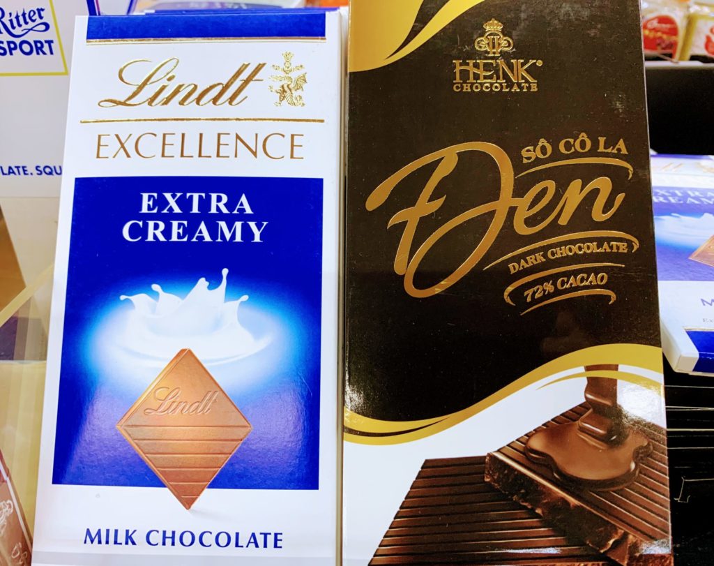 ミルクチョコレート（左）とダークチョコレート（右）